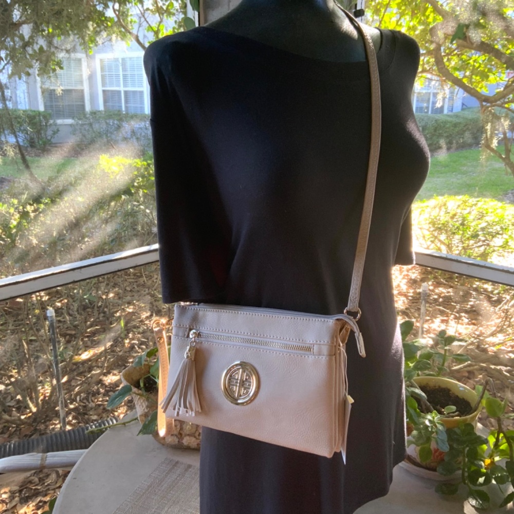 Cream CROSSBODY w/MEDALLION / MESSENGER BAG⭐️ LIGHT WEIGHT- NEW CONDITION w/Tag - Picture 12 of 12